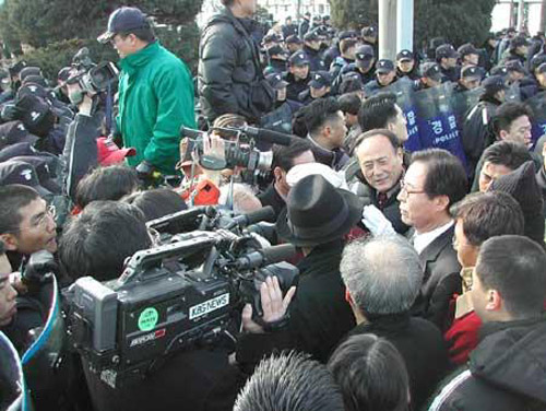 권영길 민주노동당 대통령 후보가 미군영내 진입로를 봉쇄하고 있는 경찰에게 길을 열어줄 것을 요구하고 있다 